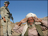 يک روستايی افغان به فرمان سرباز آمريکايی متوقف شده است