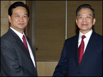 Ông Nguyễn Tấn Dũng và Ôn Gia Bảo tại Singapore năm 2007 - ảnh website chính phủ VN