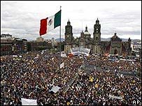 Apoiadores de Andrés Manuel López Obrador reunidos na Cidade do México