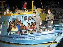 Tekne ile İtaya kıyılarına gelen yasa dışı göçmenler