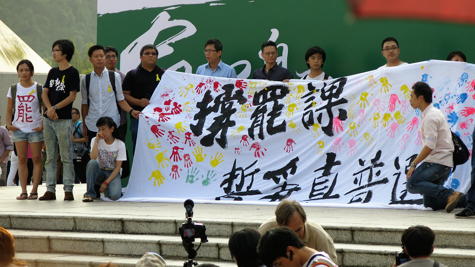 「學運老鬼」舉起「撐罷課」手印橫幅（BBC中文網記者葉靖斯攝19/9/2014）
