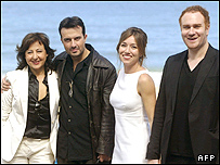 خاوير روبلو(نفر دوم از سمت چپ) کارگردان لولا