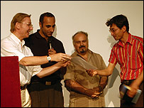 عبدالملک شفيعی (سمت راست) در حال دريافت تقديرنامه