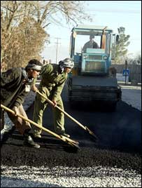 کار کوونکي د سړک جوړولو پر مهال