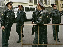 Російські офіцери біля російського посольства в Москві