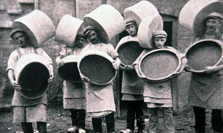 Saggar and maker and assistants