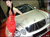 Modelo ao lado de Mercedes Benz na capital chinesa, Pequim