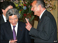 Koizumi (à esq.) julga que fim do embargo prejudica equilíbrio militar