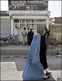 زنان افغان در حال عبور از برابر رستورانی که خانم آلمانی از آن ربوده شد