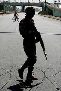 Irak'ta devriye görevi yapan Amerikalı bir asker