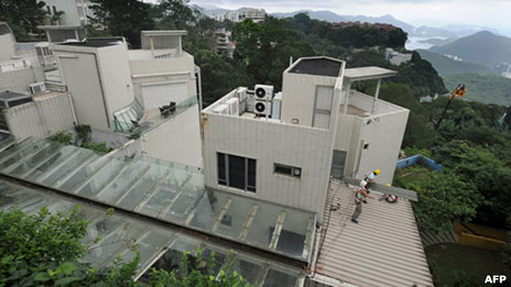 工人于香港特首梁振英位于维多利亚山顶的宅第拆除违章建筑(25/6/2012)