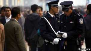 天安门广场警察查身份证
