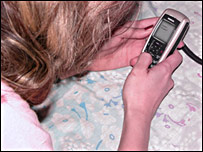 دختری در حال دیدن فیلم روی موبایلش (عکس  از راحله عسگر زاده) 