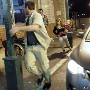 Moradores buscam abrigo após sirene antiaérea soar em Ashkelon