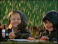 波特罗小学生身穿全天候风雨衣在户外上课