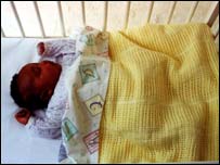 Bebê dormindo num berço