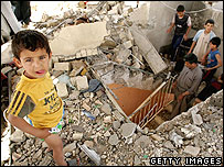 کودکی در میان آوار در شهرک صدر