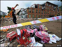 Mochilas foram encontradas fora de escola 