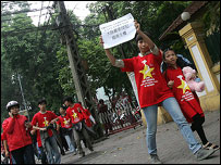 Nhà báo và nhà văn Trang Hạ xuống đường cùng con gái