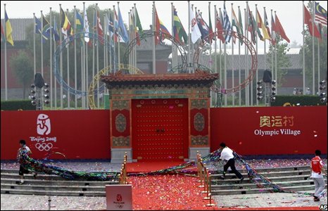 Các nhân viện dọn những đồ trang trí tại lễ khai trương