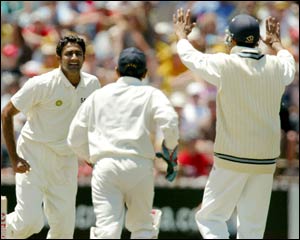 कुंबले की शानदार गेंदबाज़ी