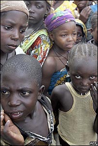 Crianças fazem fila para receber alimentos no Níger