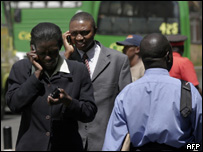 Quenianos falam ao celular