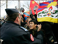 Cảnh sát và người biểu tình va chạm