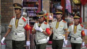 新疆街头的维族保安人员