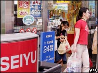 thanh niên Nhật đi mua sắm