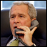 O presidente dos EUA, George W. Bush, fala ao telefone com o presidente da Colômbia, Álvaro Uribe