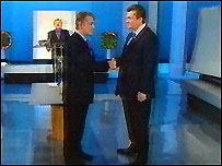 Після дебатів кандидати потиснули одне одному руки