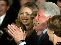 سابق امریکی صدر بِل کلنٹن اپنی اہلیہ اور بیٹی کے ہمراہ