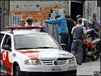 پليس مردم را در خيابان های سائوپائولو بازرسی بدنی می کند