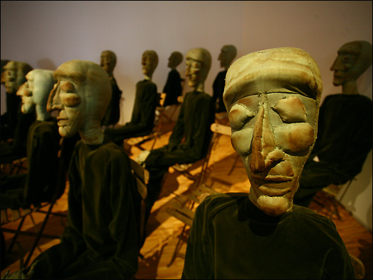 龐比度中心因其前衛的外觀而著稱，而裏面的法國藝術中心的展品同樣精彩。