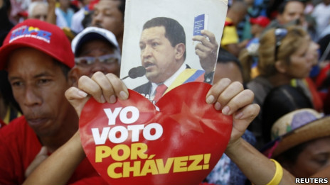 加拉加斯委內瑞拉國民議會大樓外查韋斯支持者舉起其肖像(5/1/2013)
