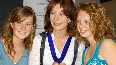 Mererid Hopwood gyda'i merched  Miriam a Hanna