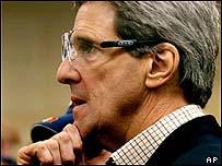 Senatör John Kerry.