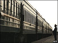 Guarda na estação de Golmud, no trecho inicial da ferrovia