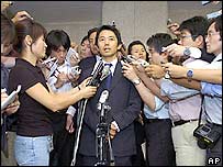 Tân bộ trưởng Nông nghiệp Nhật, Akagi, trả lời báo giới