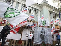 Trước sứ quán Estonia