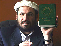 انصارالله مولوی زاده قاضی دادگاه رسيدگی به پرونده عبدالرحمان، انجليلی را که عبدالرحمان با خود داشت نشان می دهد