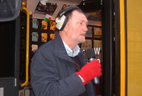 Ray Gravell yn darlledu ei raglen yn Hydref 2005