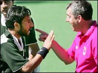 پاکستانی کھلاڑی ریفری سے بحث کر رہے ہیں