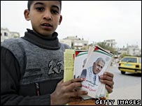 Bé trai người Palestine phát tờ bướm vận động