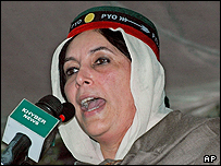 بی نظیر بوتو در گردهمایی انتخاباتی