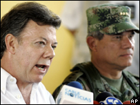 O ministro de Defesa colombiano, Juan Manuel Santos (E), e o comandante das Forças Armadas, general Freddy Padilla de León