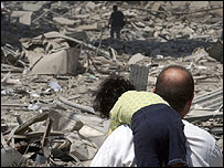 يک شهروند لبنانی در ويرانه های حملات اسراييل به بيروت