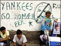 Seçimle ilgili yazıların oldugu bir duvar