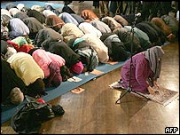 Amina Wadud memimpin sholat Jumat